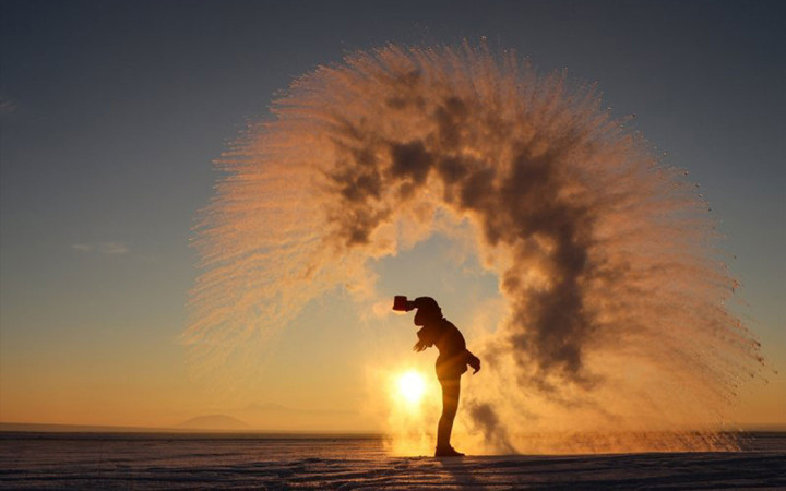 Hava sıcaklığının eksi 17 derece olduğu Kars'ta havaya serpilen kaynar su dondu!