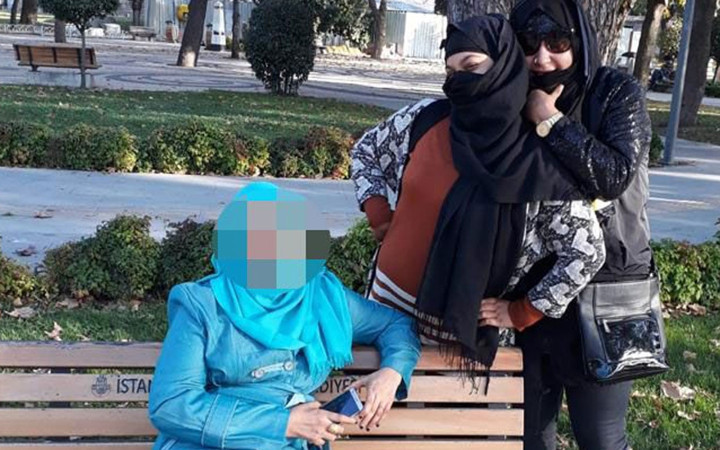 Bu kadarına da pes! Çantasını çaldıkları mağdurla fotoğraf çektirince yakalandılar