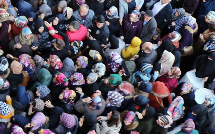 İndirim izdihamı aşırı kalabalık nedeniyle polis çağrıldı ama...