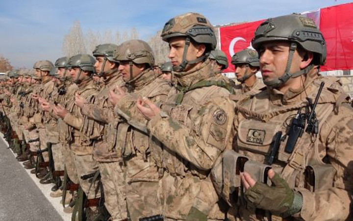 Komandolar Suriye'ye dualarla gönderildi duygusal anlar