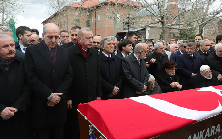 Erdoğan ve Abdullah Gül Şevket Kazan'ın cenazesinde birlikte saf tuttu