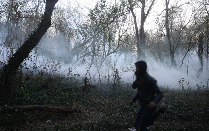 Sınıra yüklenen sığınmacılara Yunanistan'dan gazla müdahale