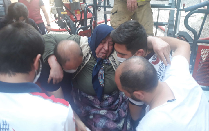 Maltepe'deki yangında can pazarı; mahsur kalan 1'i bebek 10 kişi kurtarıldı