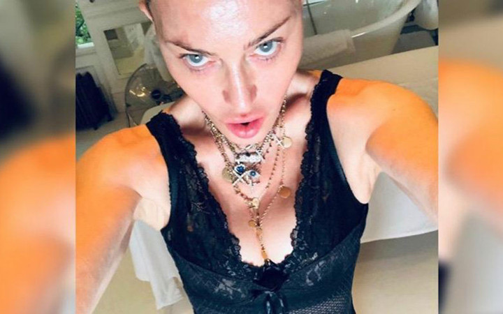 Madonna banyoda selfie çekti! Kalçalarındaki değişim sosyal medyayı salladı