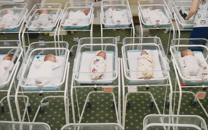 Koronavirüs Ukrayna'da taşıyıcı annelerin doğurduğu bebekleri ailelerinden ayırdı
