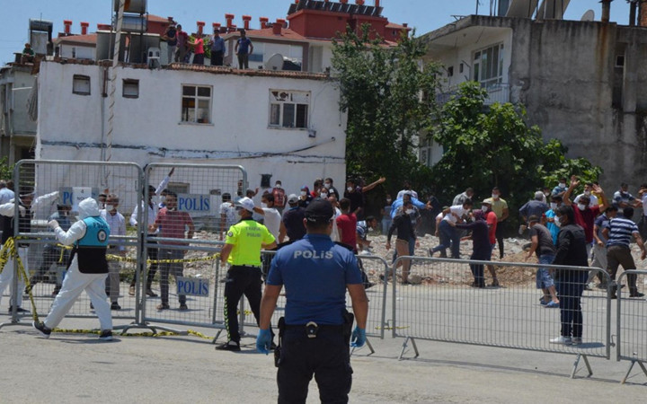 Antalya'da karantina uzatıldı, mahalleli polisi taşladı