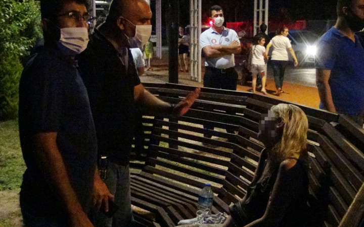 Irmakta intihara kalkışan kadını, suya atlayıp kurtardı