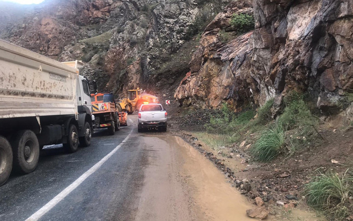 Artvin-Erzurum kara yolu heyelan nedeniyle ulaşıma kapandı