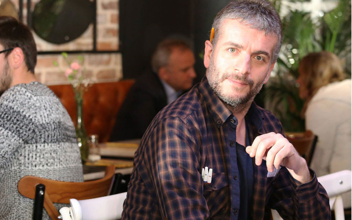 Murat Cemcir'in şoförü aracın önüne atlayan çiçekçiye çarpıp kaçtı!