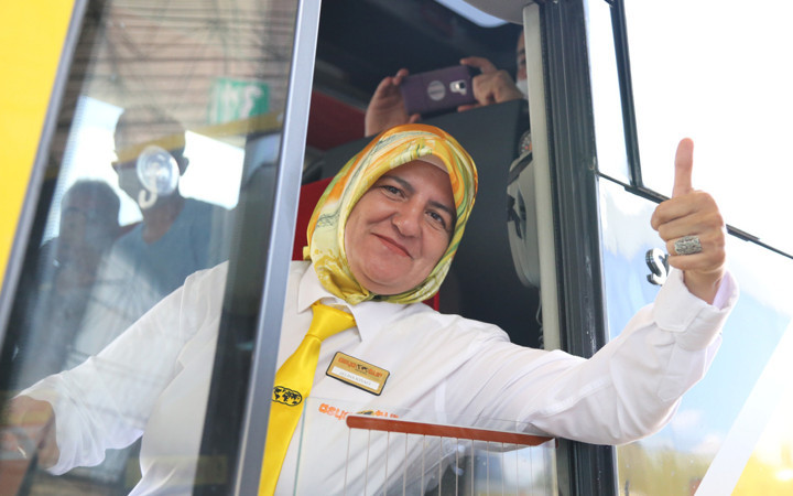 Kocaeli'de yolcular şoförü görünce şaşırıyor şehirler arası yolculuğun kraliçesi