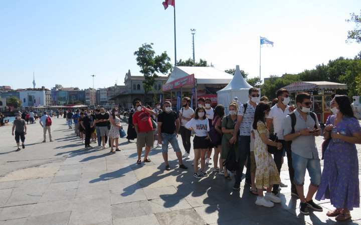 Adalar iskelesine akın! Sosyal mesafe hiçe sayıldı