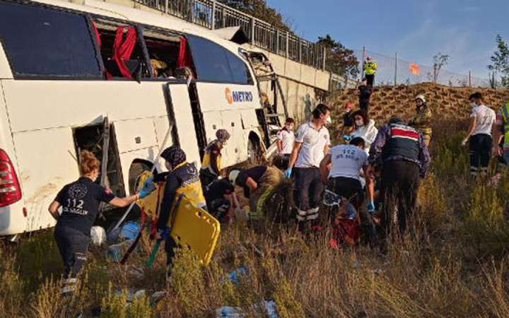 İstanbul'da yolcu otobüsü otoyoldan çıktı! Ölü ve yaralılar var