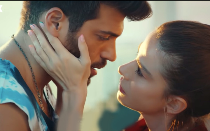 FOX'un Bay Yanlış taktiği tutmadı öpüşme sahnesi yuh çektirdi!