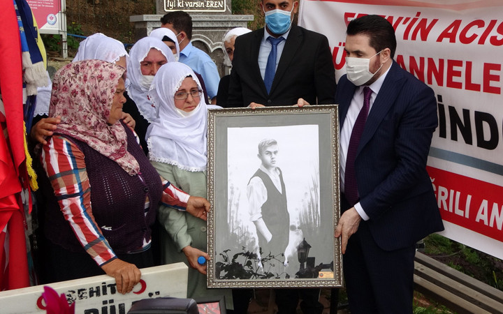 Trabzon şehidi Eren Bülbül mezarında anıldı Savcı Sayan ve Ağrılı annelerden ziyaret