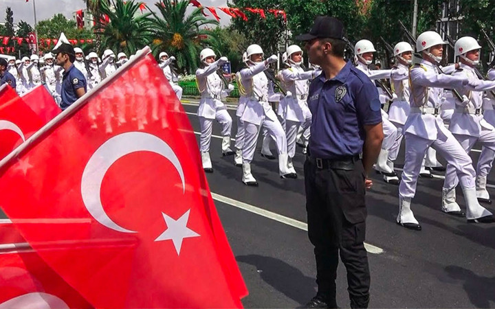 Ünlü isimler Zafer Bayramı coşkusu yaşıyor! Kutlama mesajları yağdı...