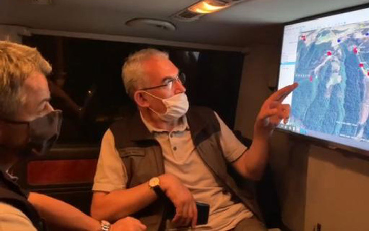 Kozan 36 saattir yanıyor! Tarım ve Orman Bakanı Bekir Pakdemirli uydudan takip etti