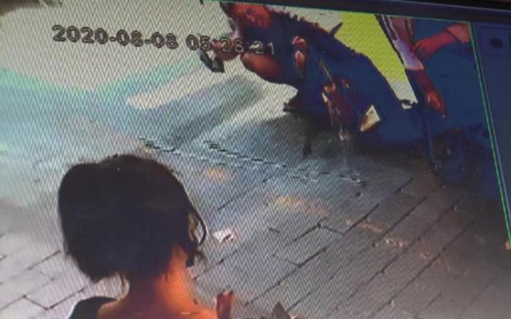 Bir kadın İzmir'de gündüz vakti sokak ortasına tuvaletini yaptı