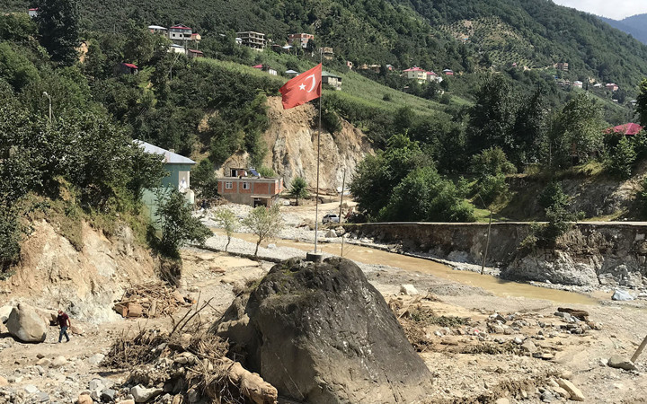 Giresun'u yıkan sel Türk bayrağı dikili kayayı yerinden oynatamadı
