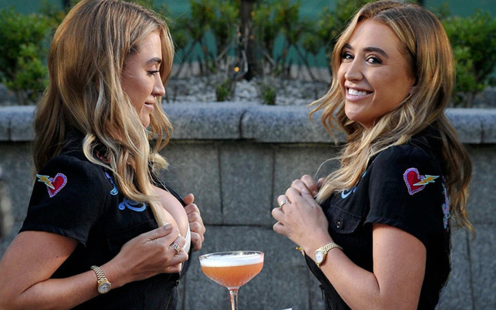 60 bin TL harcadı! Fermuarı açıp silikonlarını gösterdi