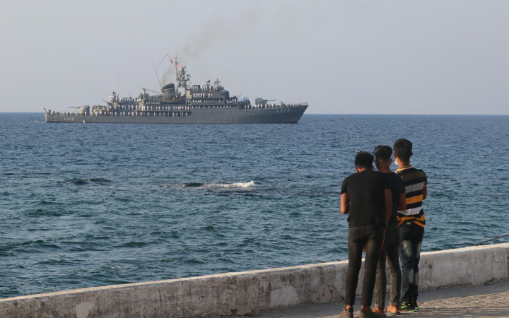 KKTC'de askeri gemiler halkı selamladı
