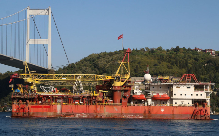 'Koca Ayak 3' İstanbul Boğazı'ndan geçip Karadeniz'e açıldı