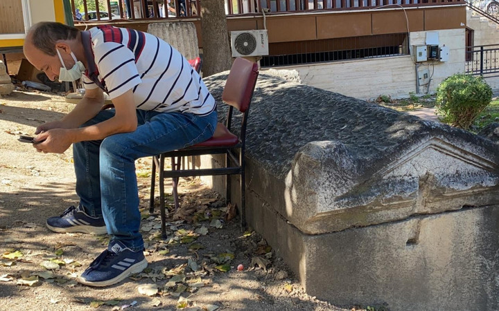 Bursa'da taksicinin sırtını dayadığı şey 2 bin yıllık tarihi eser çıktı