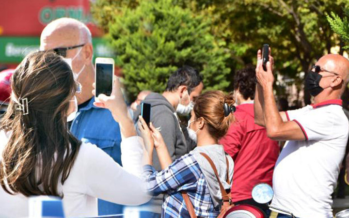 İzmir'de fotoğraf çekmek için enkazlara koştular! Her felakette aynı manzara