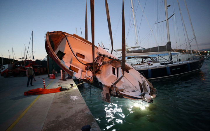 İzmir Sığacık'ta depremin neden olduğu deniz altındaki enkaz da kaldırılıyor