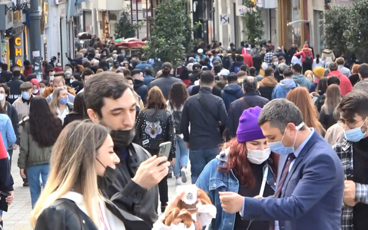 İstanbul'da koronavirüs salgını bitmez! Ne maske var ne mesafe