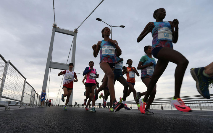 42. İstanbul Maratonu'nu erkekler ve kadınlarda Kenyalı atletler kazandı! İlk defa tersten koşuldu