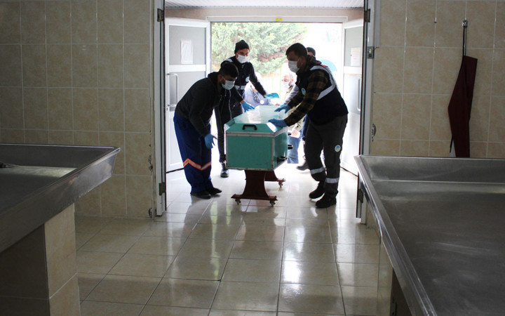 Gassalların zorlu koronavirüs mesaisi cenazelerde bakın nasıl önlem alınıyor