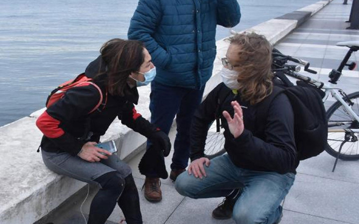 İzmir'de yürüyüşe çıkan kadınlara köpek saldırdı! Biri denize atladı