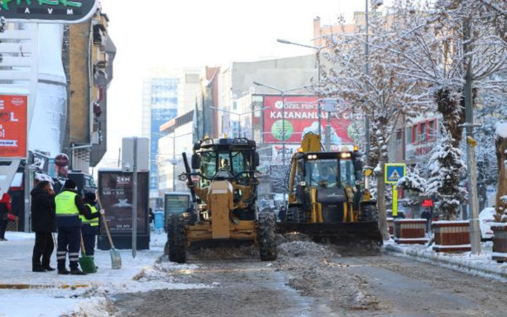 Van'da 495 yerleşim biriminin yolu kapandı! Kamyonlarla kent dışına kar taşınıyor