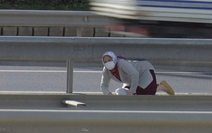 İstanbul'da üst geçit otoyolun ortasına iniyor yayalar emekleyerek bariyer altından geçiyor