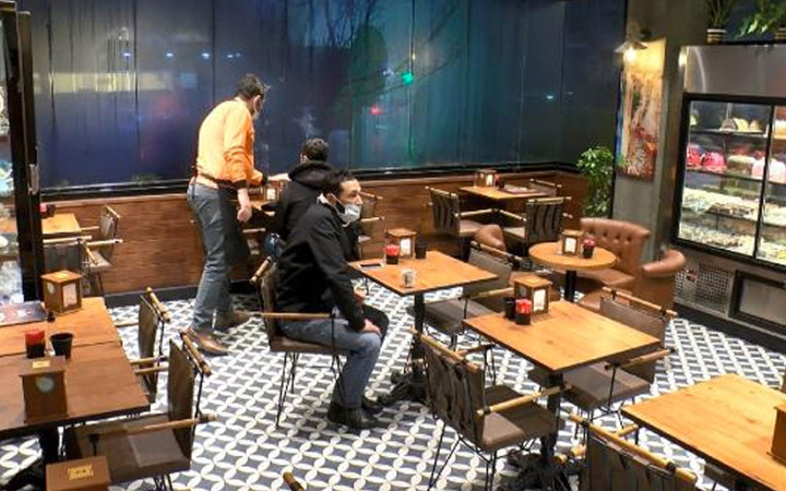 İstanbul'da kafe ve restoranlar uzun bir aradan sonra ilk müşterilerini aldı