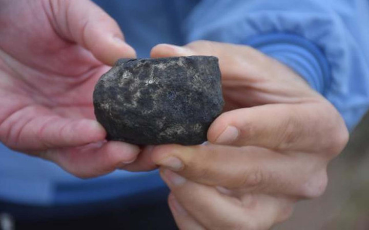 İzmir'de 2 işçi 'gizemli' taş buldu sırrını çözmeye çalışıyorlar