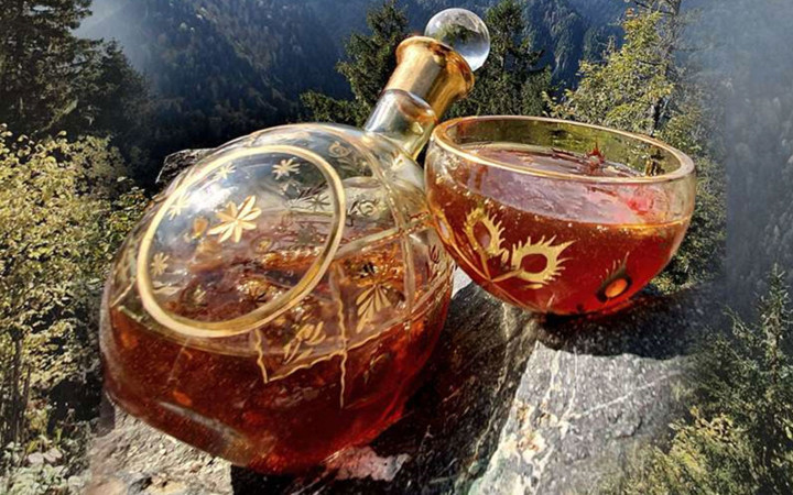 Türkiye'de bir mağaradan toplanıyor! Kilosu 96 bin lira Kantaron balı Guinnes'e girdi