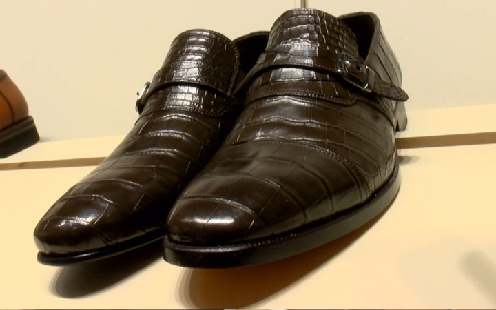 Timsah kesilerek yapılıyor! Bu ayakkabının fiyatını duyanlar inanamadı