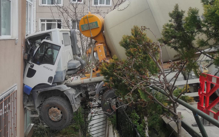 İstanbul'da korku dakikaları! Beşiktaş'ta beton mikseri 6 katlı binaya saplandı