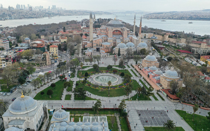 Sokağa çıkma kısıtlamasının başlamasıyla meydanlara sessizlik hakim oldu