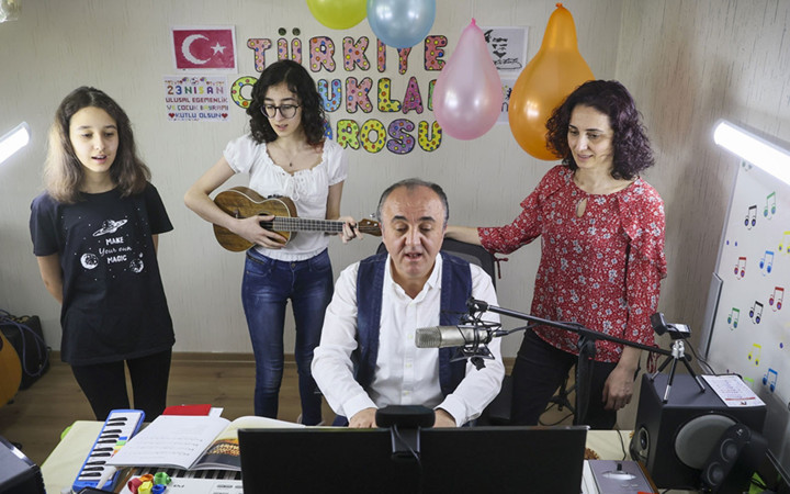 İnternet üzerinden verdiği müzik dersleriyle 5 bin kişilik çocuk korosu oluşturdu