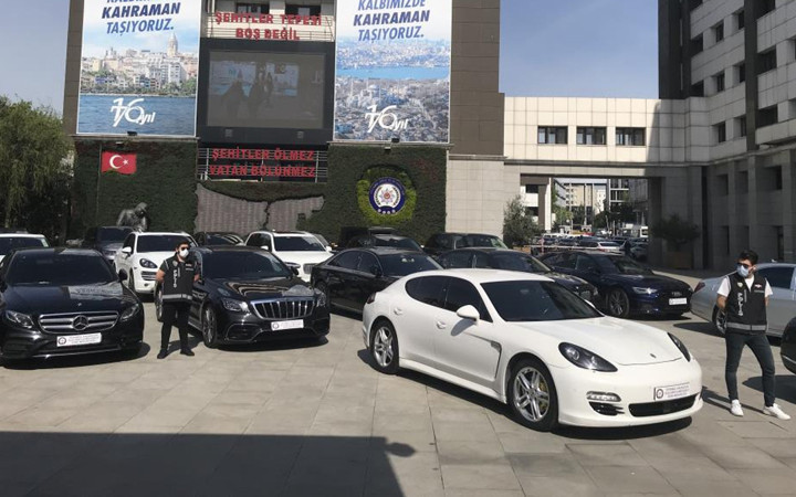 'Turistik kolaylıklar' adı altında lüks otomobil kaçakçılığı! Devlete verdikleri zarara bakın