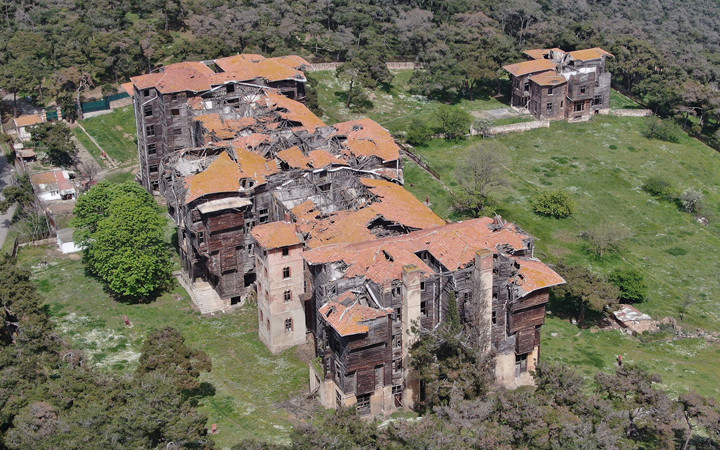 Büyükada Rum Yetimhanesi'nden ürperten görüntüler! Restorasyon başlamadı her an çökebilir