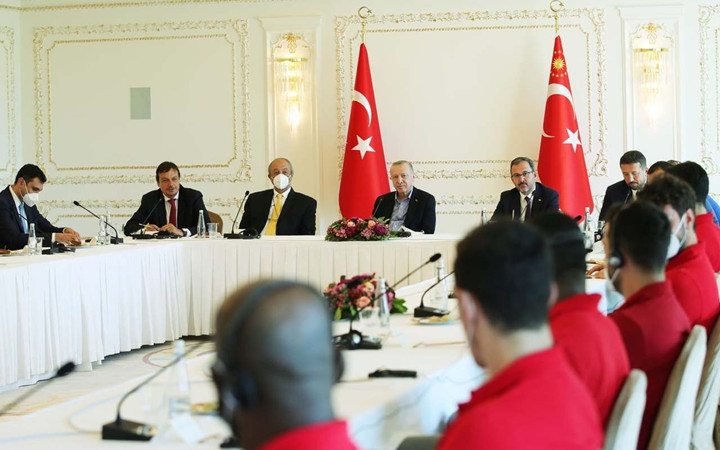 Cumhurbaşkanı Erdoğan, Vahdettin Köşkü'nde Anadolu Efes'i ağırladı