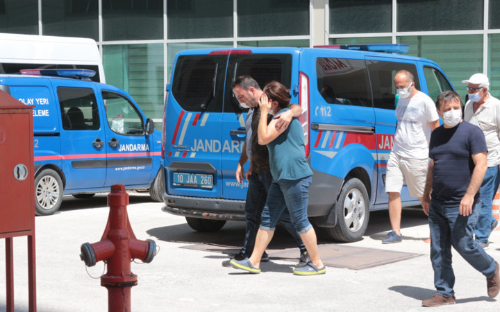 Balıkesir'de 15 kişinin öldüğü kazada morg önünde büyük acı! Cenazeleri alanlar gözyaşlarına boğuldu