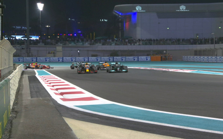 Formula 1'de şampiyon Hamilton'ı son turda geçen Verstappen oldu