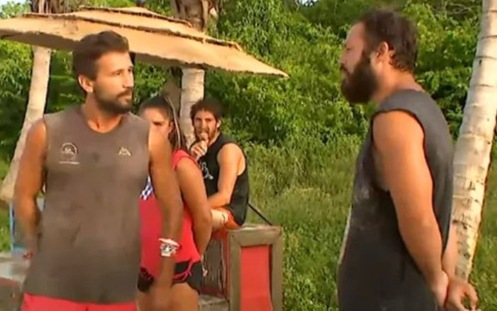 Survivor'da üçüncü eleme adayı belli oldu Atakan, Adem'e tekme attı! Diskalifiye mi geliyor