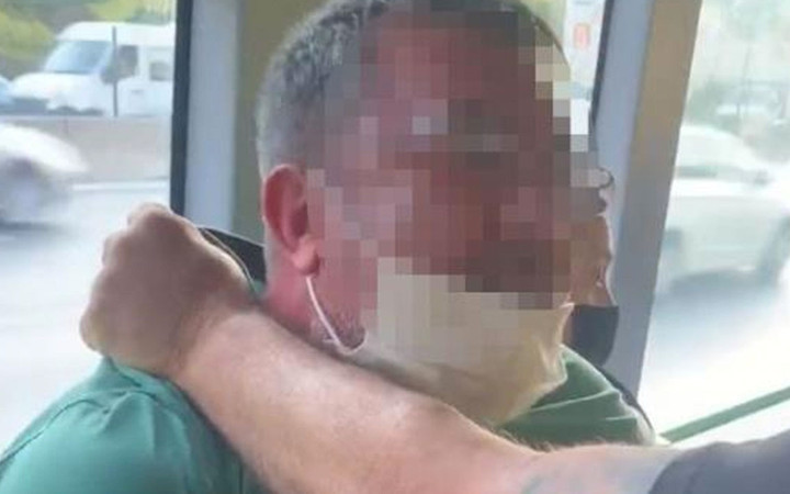 Otobüste suçüstü yakalandı ortalık karıştı: Mühendisim ben, 2 çocuk babasıyım, özür dilerim