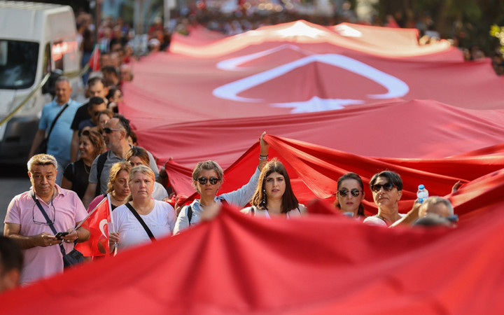 İzmir'de zafer coşkusu! Kurtuluşun 100'üncü yılında dev Türk bayrağıyla yürüyüş