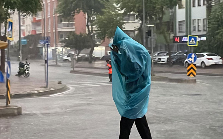 2 Bölgede sıcak bunaltırken kuzey ve batı için uyarı geldi! Rüzgar ve sağanağa dikkat